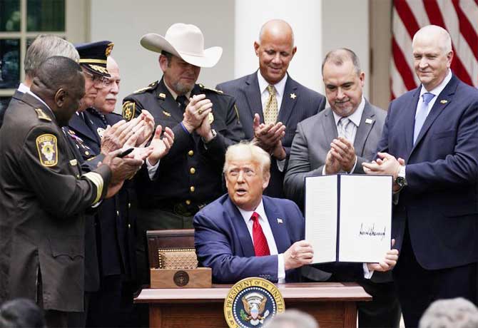 Trump signs order on police reform