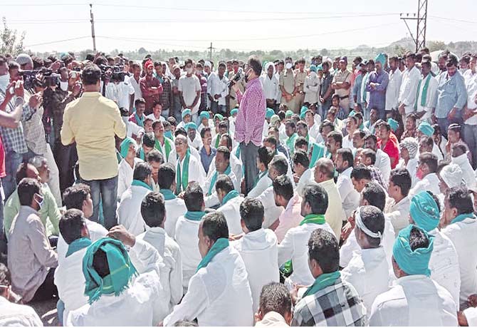 Farmers strike for turmeric board in Nizambad