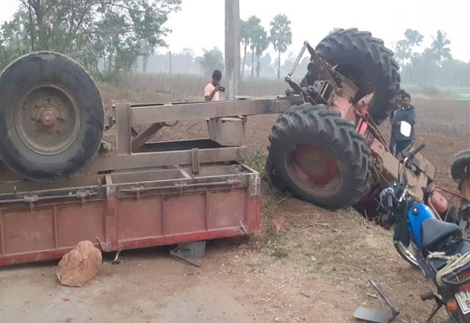 20 members injured in Tractor accident in Mahabubabad