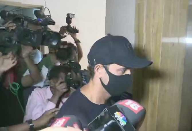 Hrithik arrived at office of Mumbai Police Commissioner