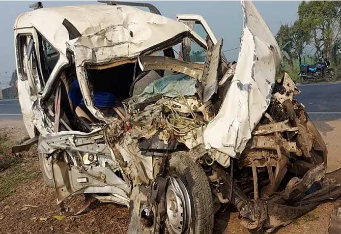 8 Members dead in Car collided truck in Bihar
