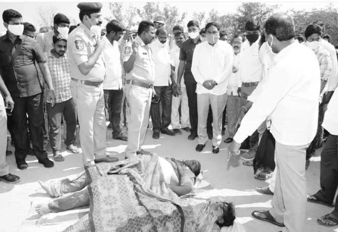 Car Falls into SRSP Canal in Warangal Rural