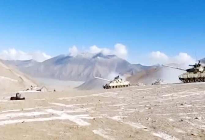 China rapidly withdraws its tanks from south coast