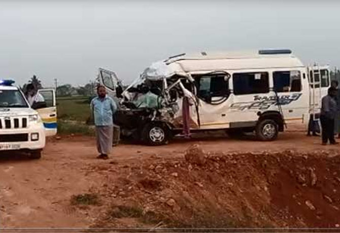 8 Members dead in Road accident in nellore