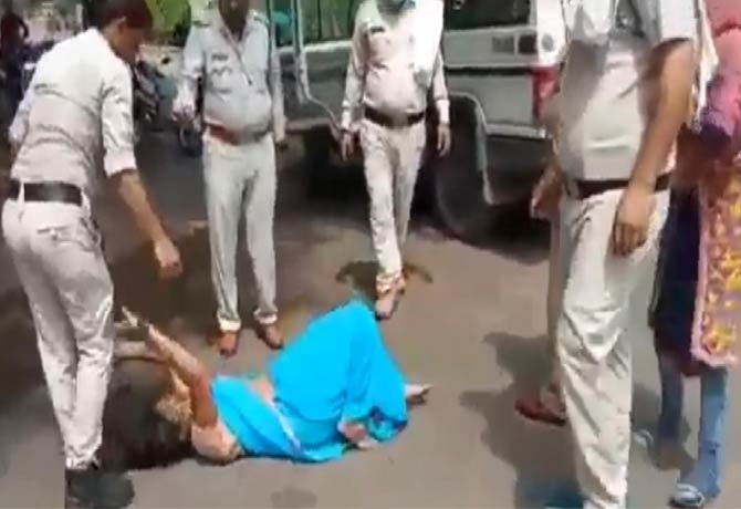 police attack on women without mask in madhya pradesh