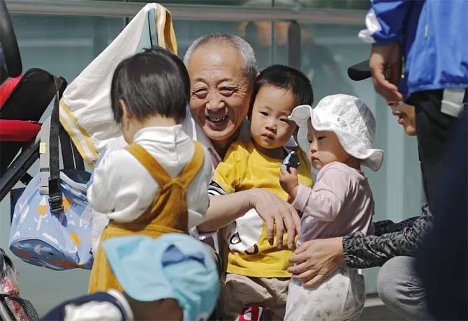 China once again relaxed Family planning regulations