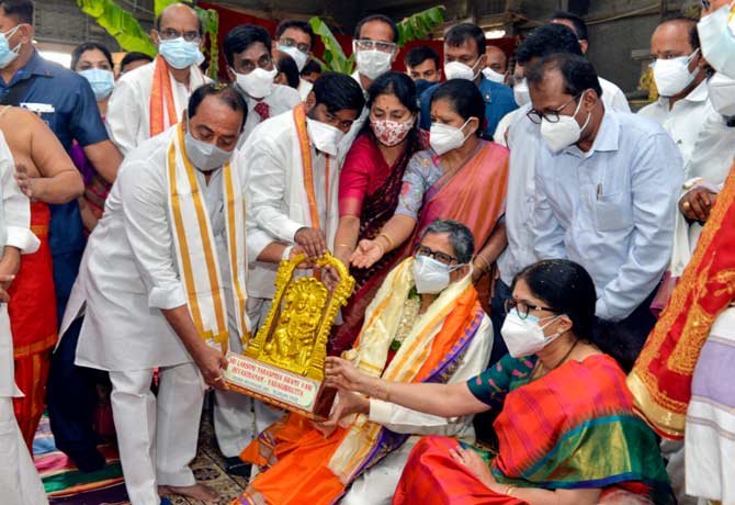 Supreme Court Judge visit Yadadri temple