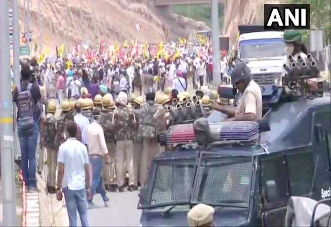 Police use water cannon on Farmers