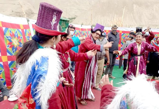Aamir Khan and Kiran Rao dance together in Ladakh