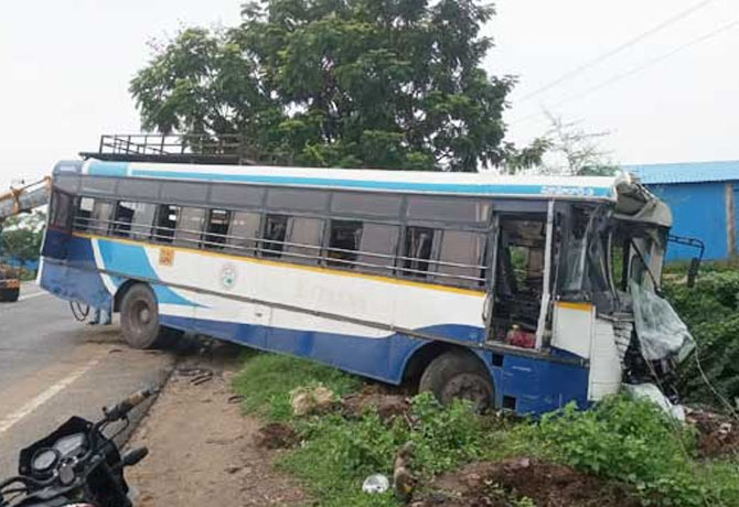20 Members injured in Bus collided to Petrol tanker