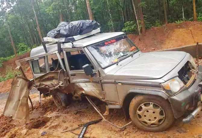 Bolero bombed by Naxalites in Chhattisgarh