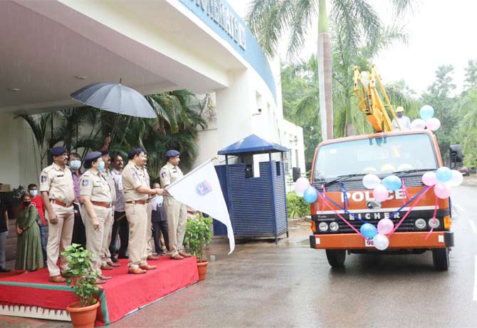CP Sajjanar who launched Hydraulic Vehicles