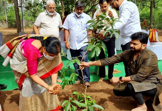 Vice President's Wife Usha participate in Green India Challenge