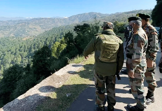 Army chief visits forward areas along LoC in Jammu