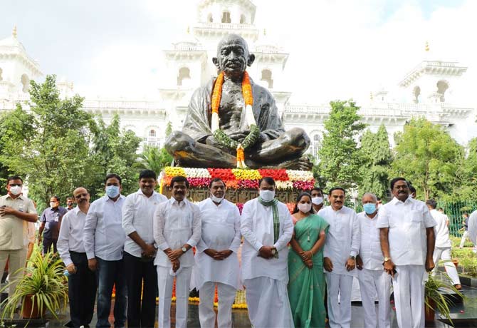 MLAs tribute Gandhi in Assembly