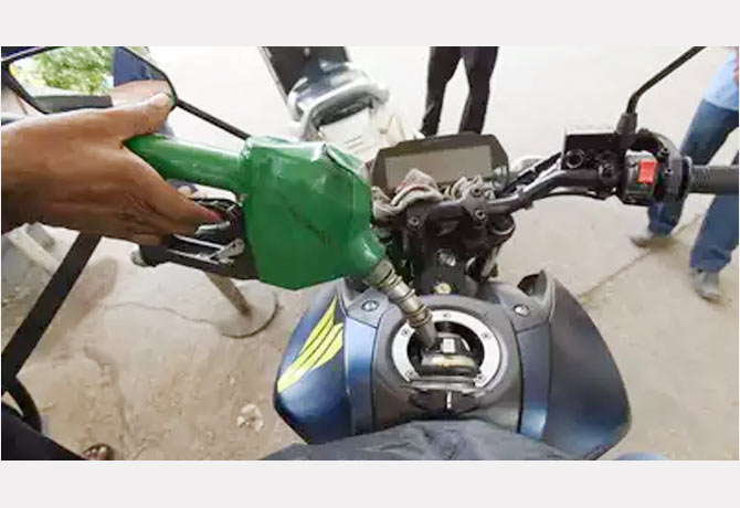 Petrol crosses Rs 100 in Delhi