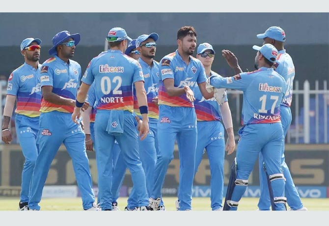 Delhi beat Mumbai Indians by 4 wickets