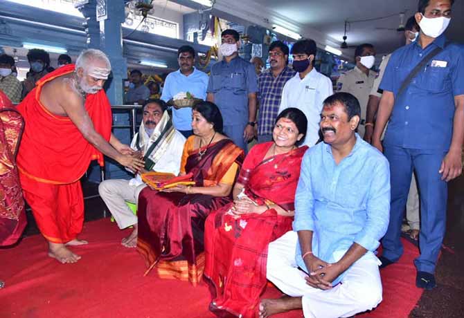 Errabelli visited Bhadrakali ammavaru