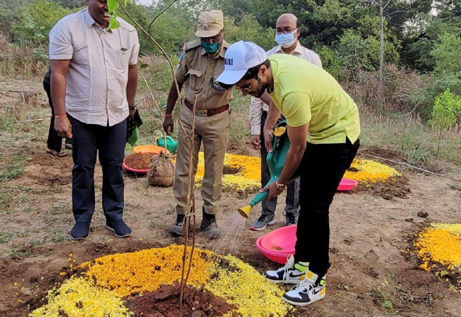 Dulquer Salman plant saplings at KBR Park