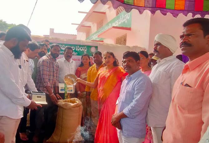 Rekha Shyam Nayak launch grain purchasing centers