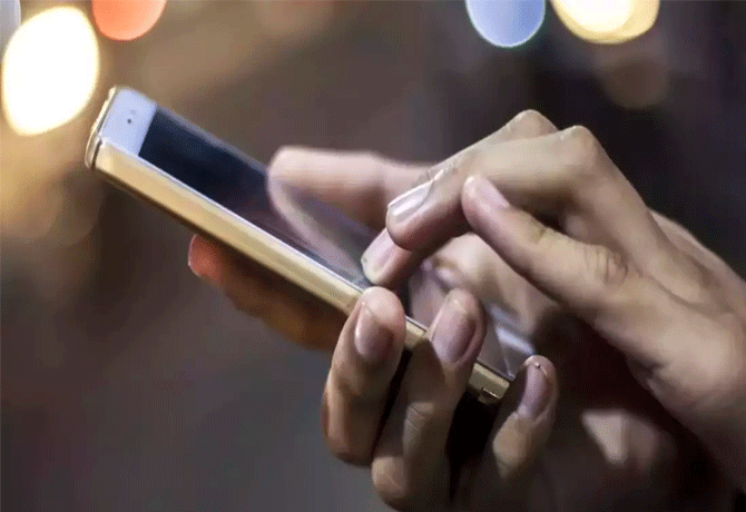 IT raids on Chinese mobile firms
