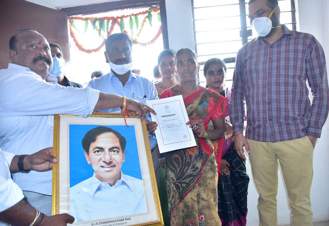 Gangula Kamalakar distribute double houses in Karimnagar
