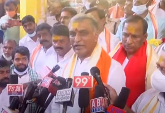 Harish Rao offer pattu vastralu to Komuravelli Mallanna