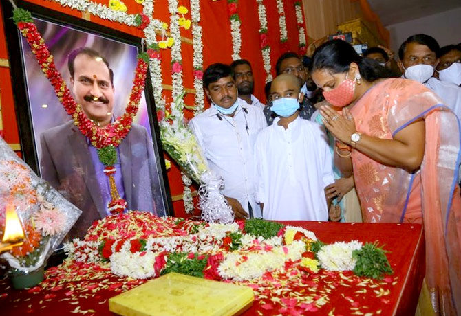 MLC Kavitha pays homage to Bandaru Sridhar