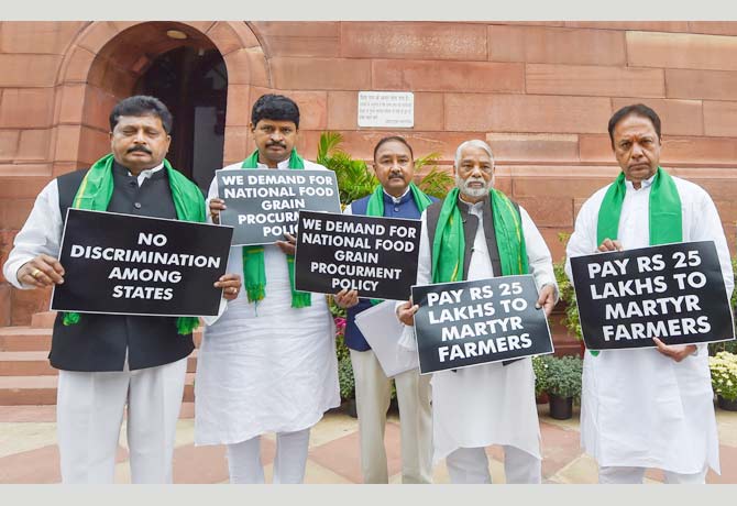 Center should give clarity on grain purchase:TRS MPs