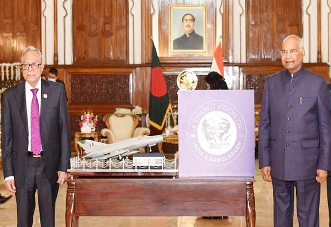 Kovind presents replica of 1971-era MIG 21 aircraft to Bangladesh