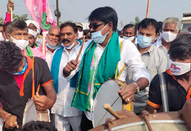 KCR govt fight with Modi govt