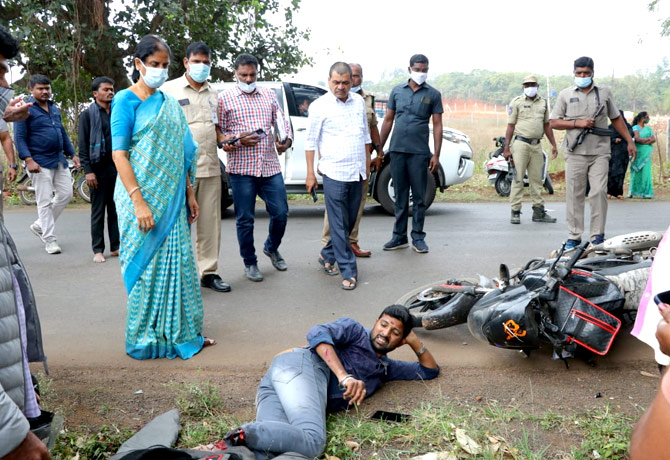 Minister Sabitha help to accident victim in Vikarabad