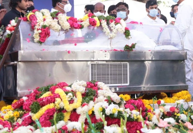 Sirivennela Sitharama Sastry funeral begins