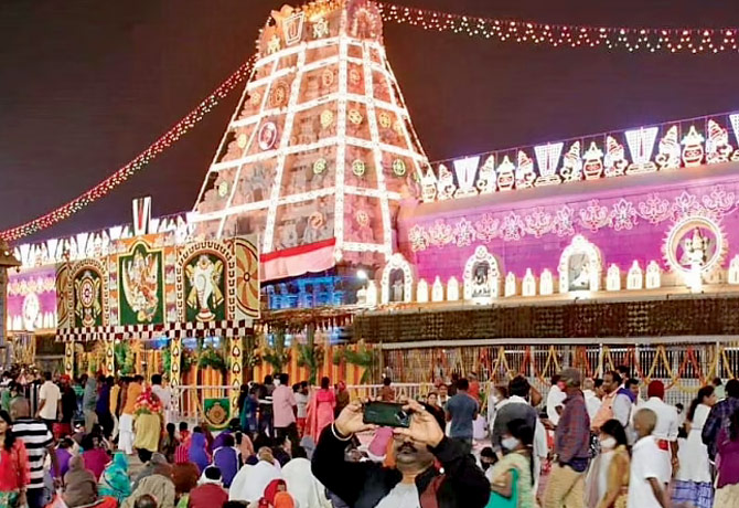 huge devotees visit Tirumala Temple
