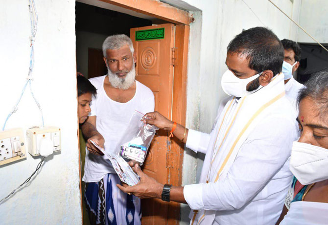Srinivas Goud begins fever survey in Yenugonda