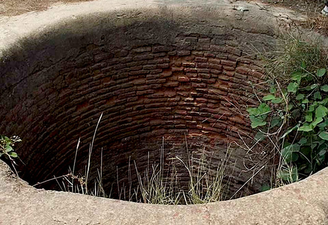Suicide by jumping into a well with two sons