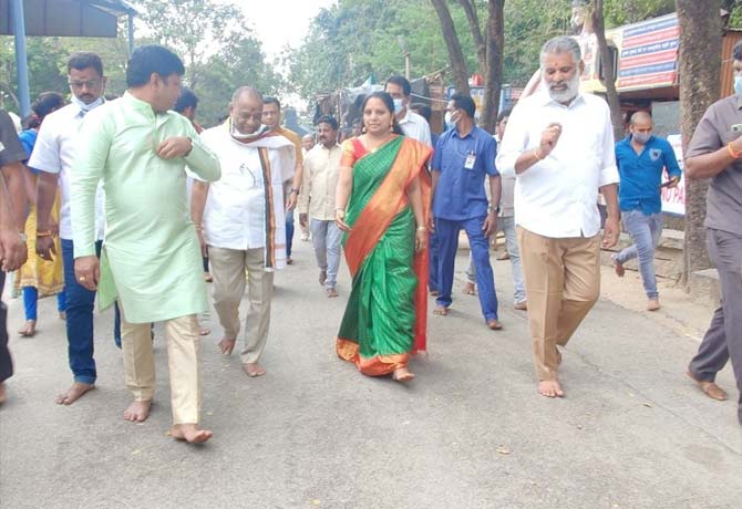 MLC Kavitha visiting Kapileswara Swami
