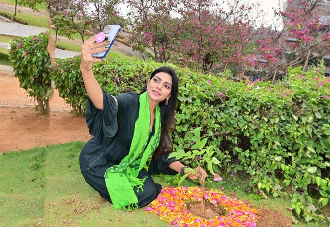 Actress Lahari Plant Saplings in Jubilee Hills