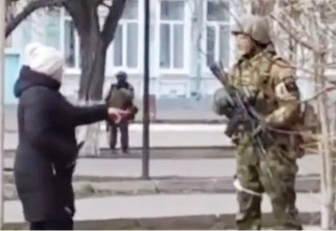 Ukrainian Woman Confronts Russian Soldiers
