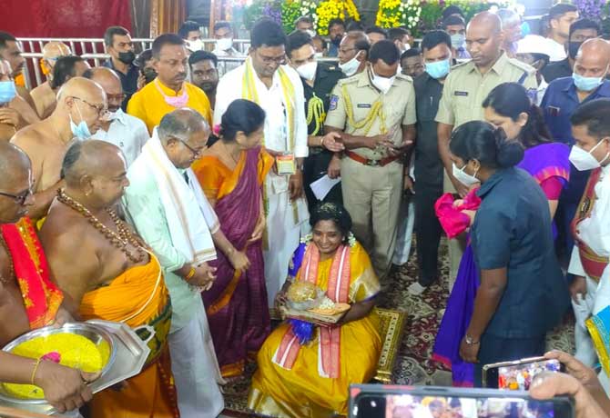 Governor tamili sai visit Yadadri temple