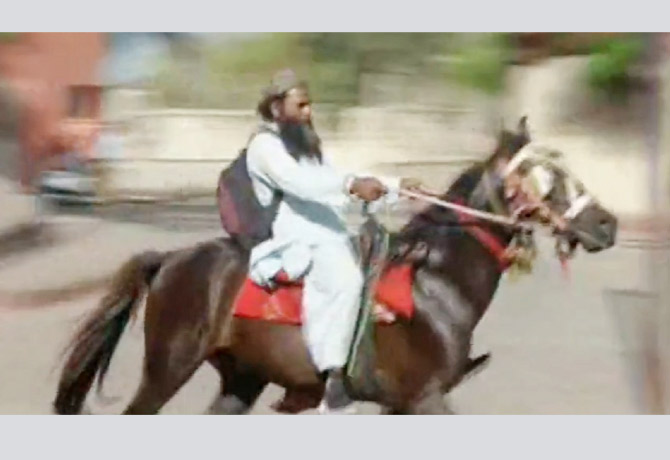 Maharashtra man commutes to office on horse everyday