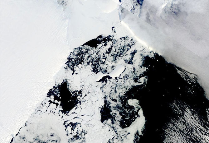 Heavy ice shelf collapse in Antarctica