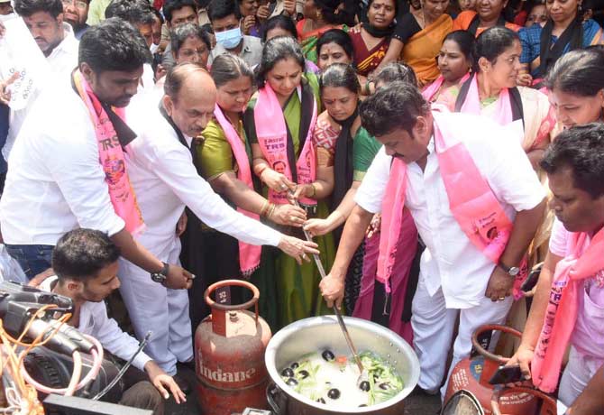 MLC Kavitha Protest against Fuel price hike