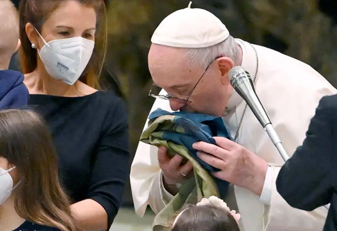 Pope kisses Ukrainian flag