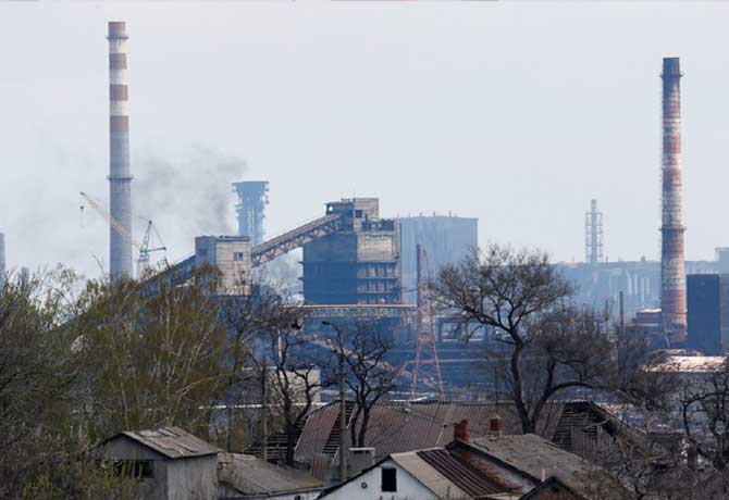 Russia bombs Ukraine steel plant