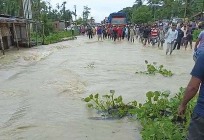 Floods in Assam kill 8