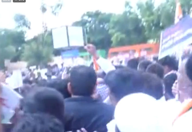 Congress party leaders rally in Necklace road