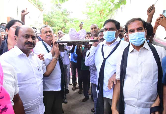 Errabelli Dayakar rao attended in Rakesh funeral