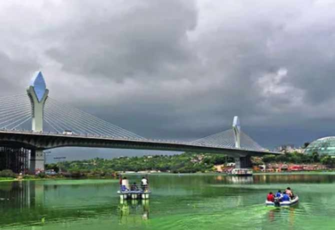 woman suicide by jumping into Durgam Cheruvu