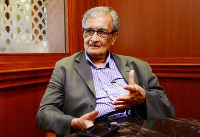 Amartya Sen said that biggest crisis facing India is collapse of country